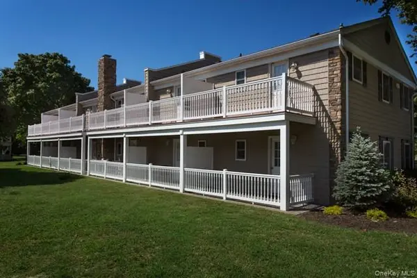 184 Hallock RD #1I1, Lake Grove, NY 11755