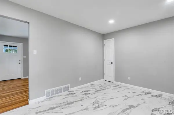 110 Paula DR, St Charles, MO 63301