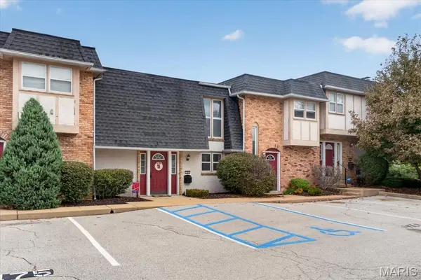 12861 Town And Four DR #12861, Creve Coeur, MO 63141