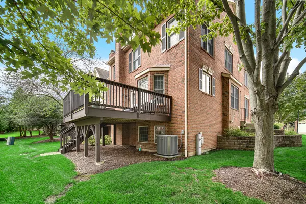 22 Red Tail DR, Hawthorn Woods, IL 60047