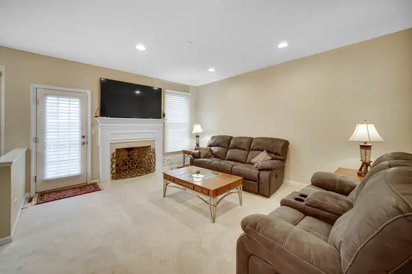 22 Red Tail DR, Hawthorn Woods, IL 60047