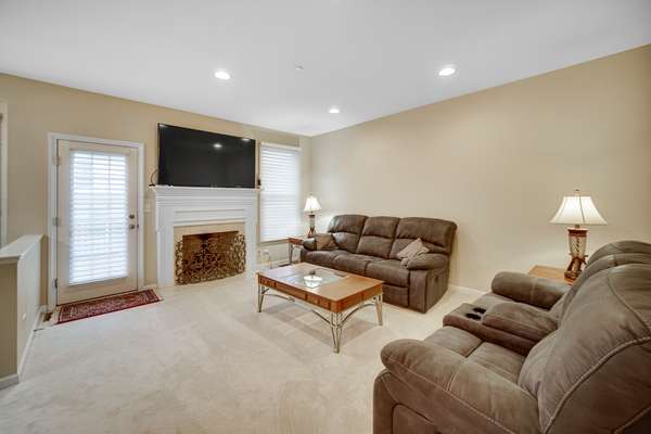 22 Red Tail DR, Hawthorn Woods, IL 60047