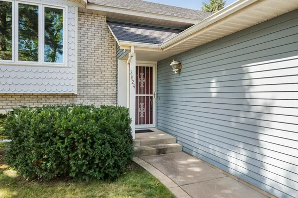 2824 Mckinley DR, Woodbury, MN 55125