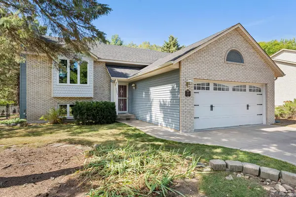 2824 Mckinley DR, Woodbury, MN 55125