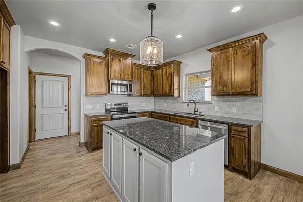 1185 Wolf Creek DR, Blanchard, OK 73010