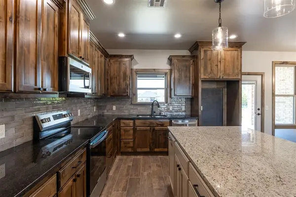2433 Raven CIR, Blanchard, OK 73010