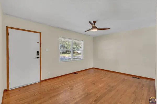 3129 SW Grand CT, Topeka, KS 66614