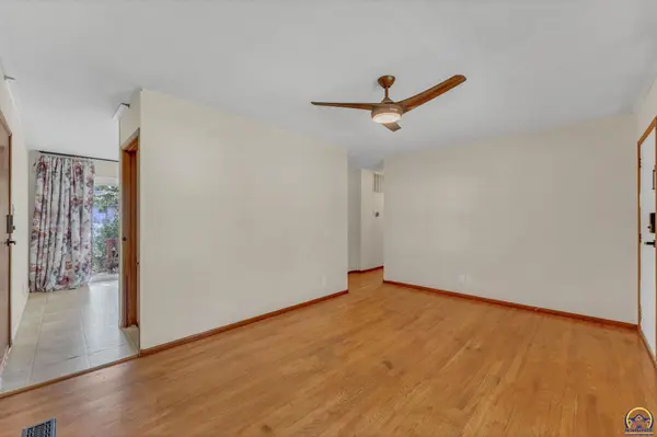 3129 SW Grand CT, Topeka, KS 66614