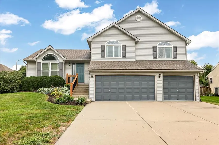 9015 N Essex DR, Kansas City, MO 64156