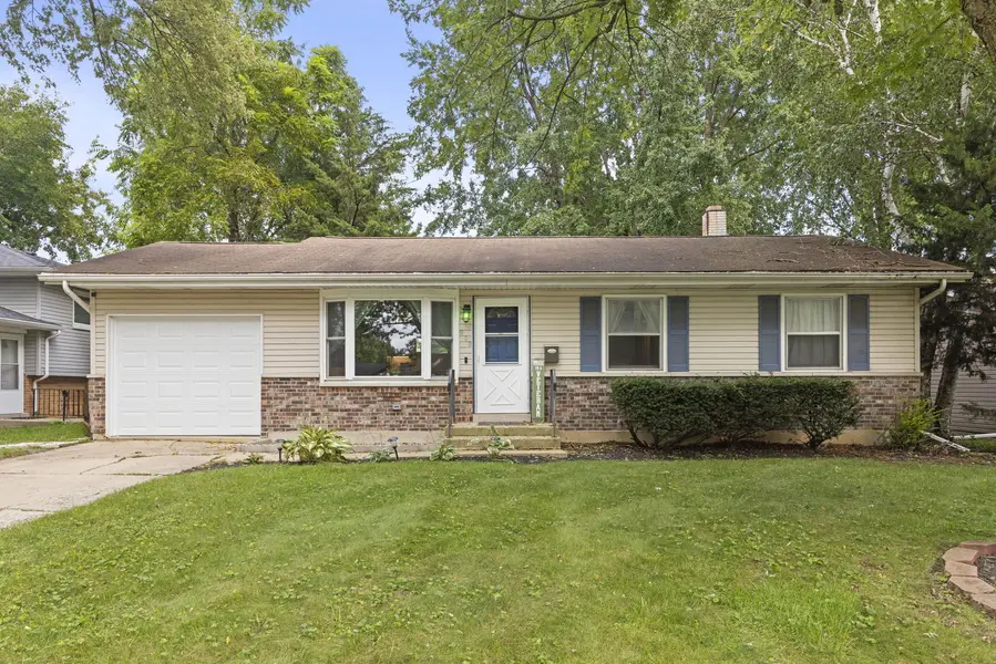 203 Lilac LN, North Aurora, IL 60542