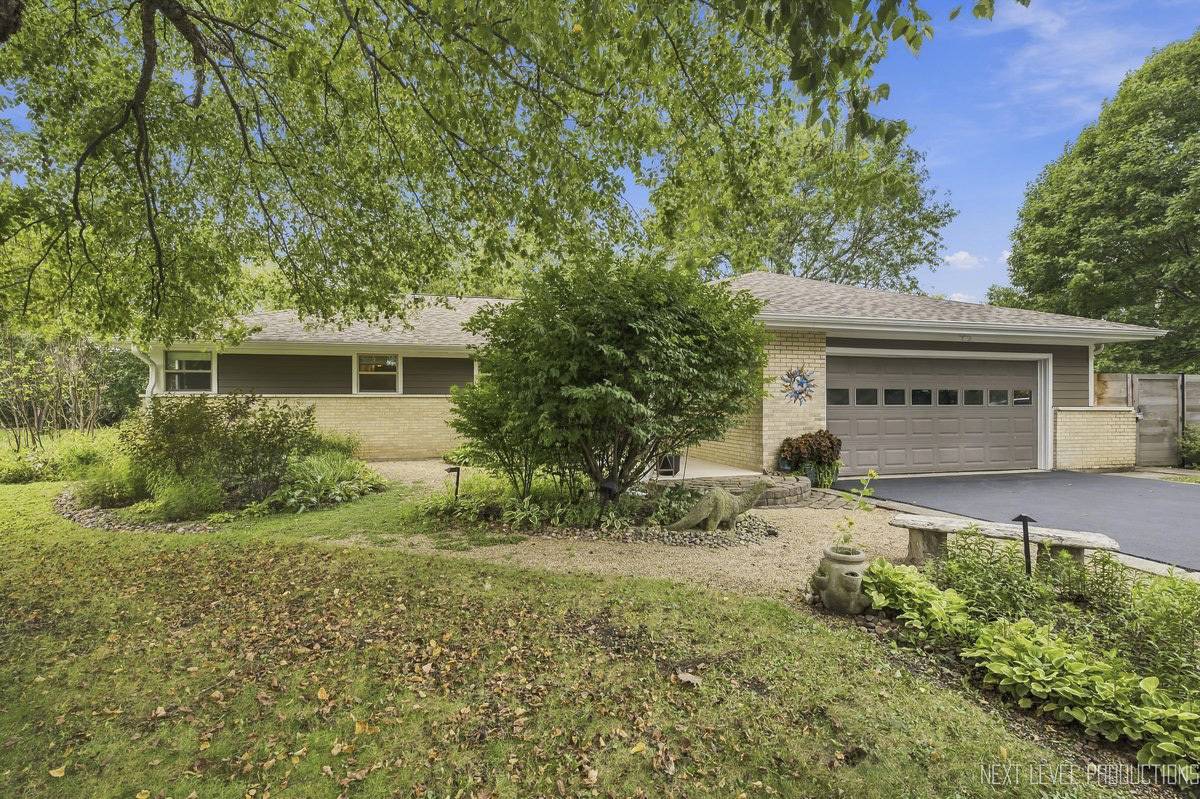 24 W Stonegate DR, Prospect Heights, IL 60070