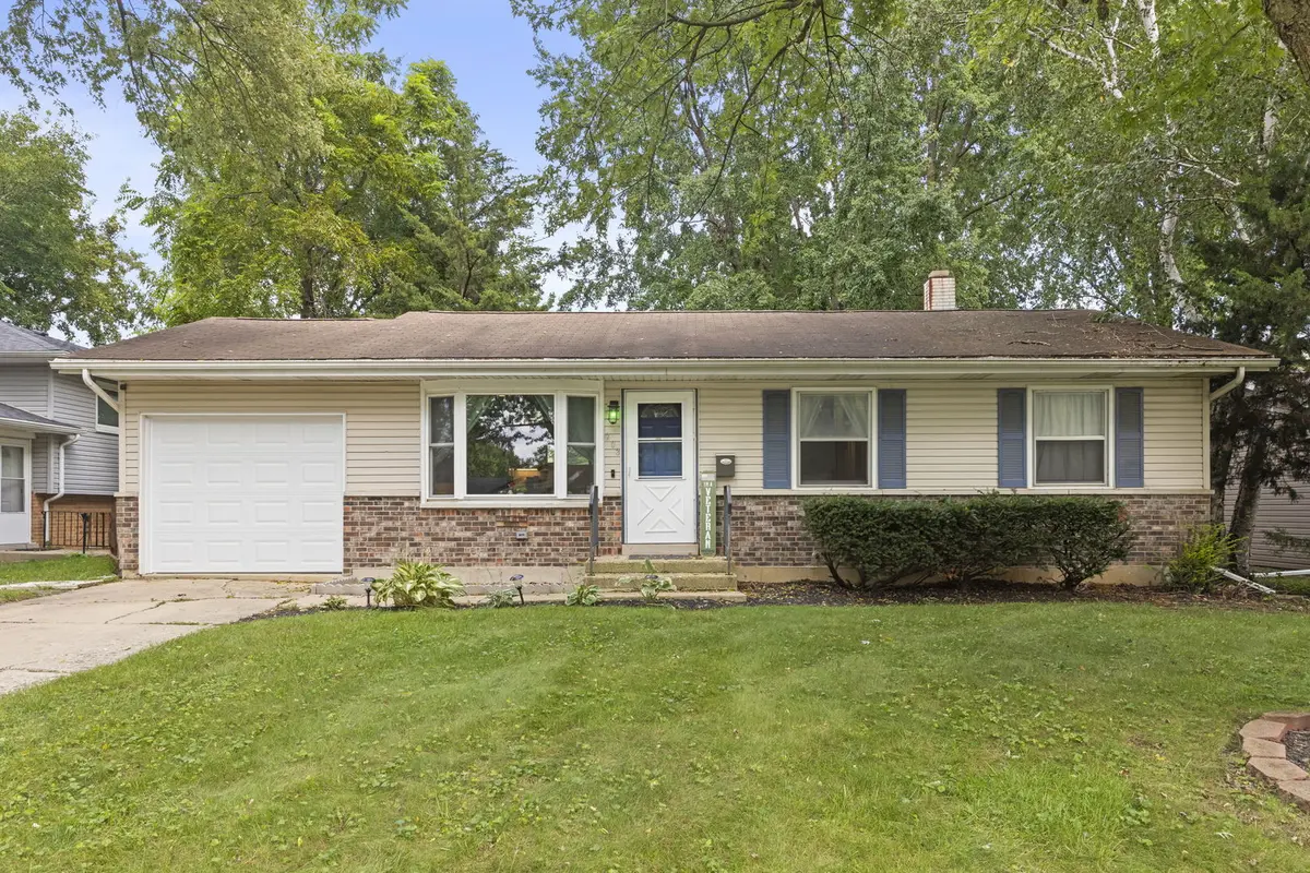 203 Lilac LN, North Aurora, IL 60542
