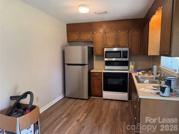 5672 Claridge DR, Hickory, NC 28602