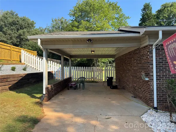 5672 Claridge DR, Hickory, NC 28602