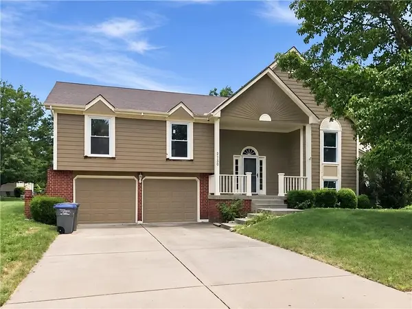 2129 Sunset CIR, Pleasant Hill, MO 64080
