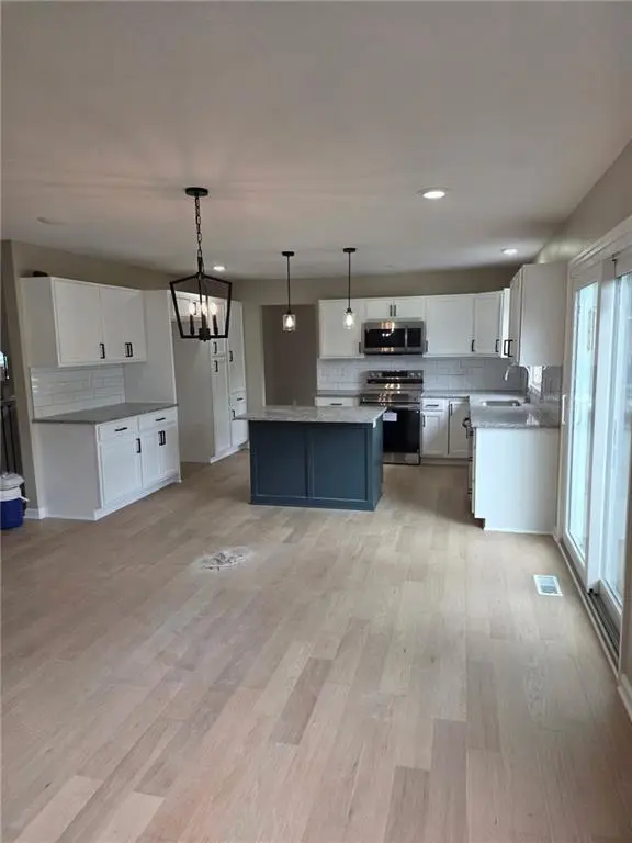 4005 NE 61st TER, Gladstone, MO 64119