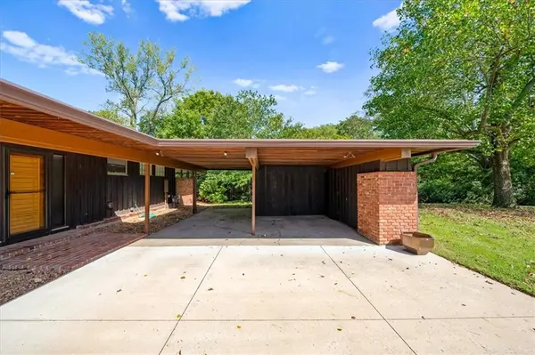 2404 Orchard LN, Lawrence, KS 66049