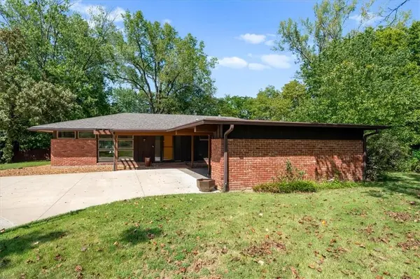 2404 Orchard LN, Lawrence, KS 66049