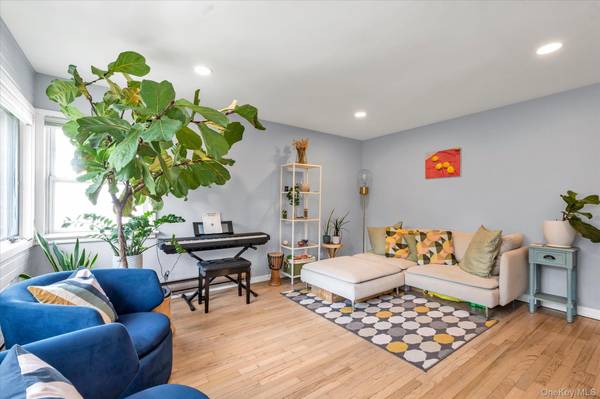 4 Rhame AVE, East Rockaway, NY 11518