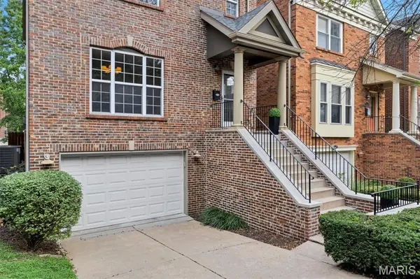 2122 Franz Park LN, St Louis, MO 63139