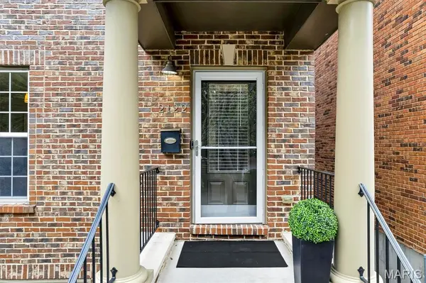 2122 Franz Park LN, St Louis, MO 63139