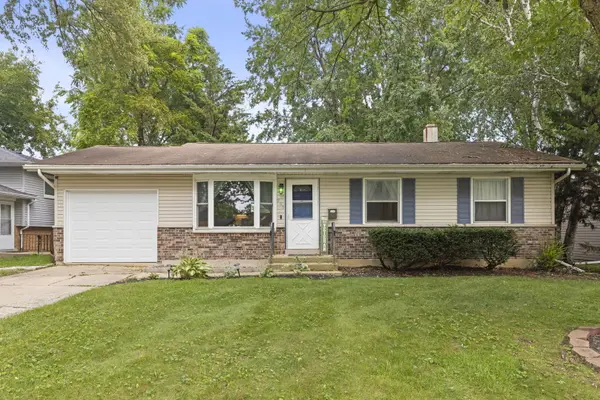 203 Lilac LN, North Aurora, IL 60542