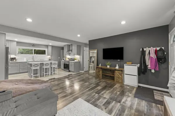 203 Lilac LN, North Aurora, IL 60542