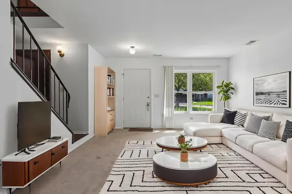 45 Willow CIR, Cary, IL 60013