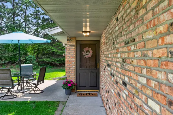 9601 Lonsdale CIR, Minnetonka, MN 55305