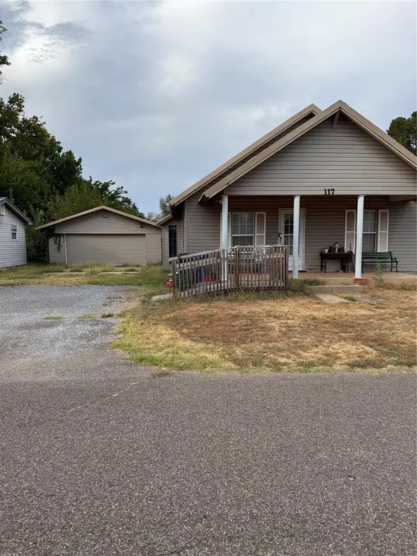 117 E Perry LN, Mustang, OK 73064