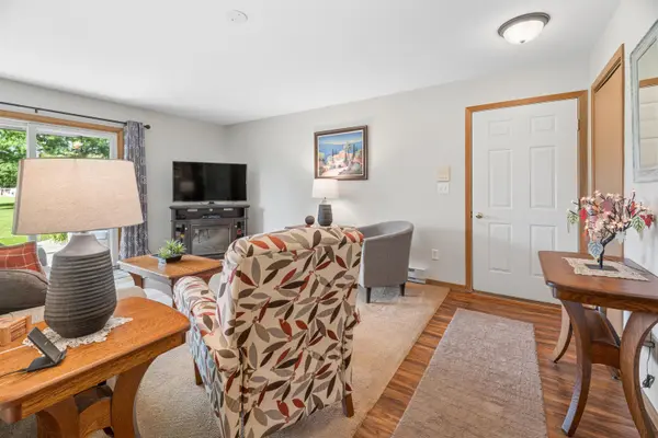 2553 VILLAGE LN #B, Oshkosh, WI 54904