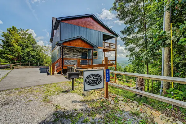 928 N Woodland Dr, Gatlinburg, TN 37738