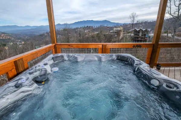 928 N Woodland Dr, Gatlinburg, TN 37738