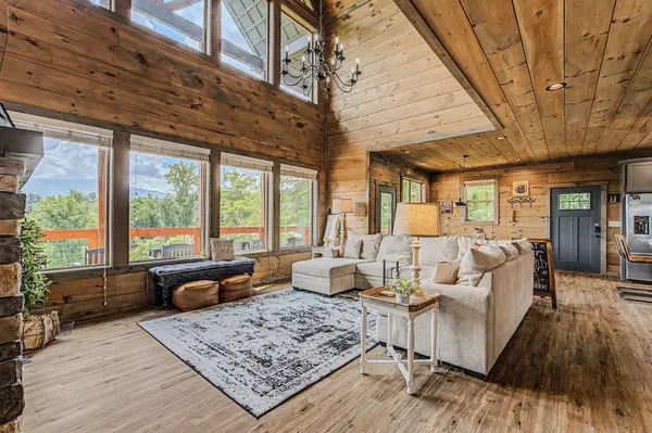 928 N Woodland Dr, Gatlinburg, TN 37738