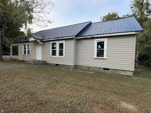 300 Smith Ave, Hohenwald, TN 38462