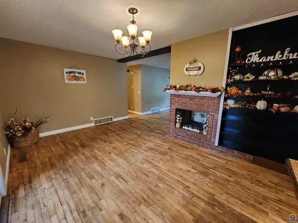 1239 Tomahawk DR, Emporia, KS 66801