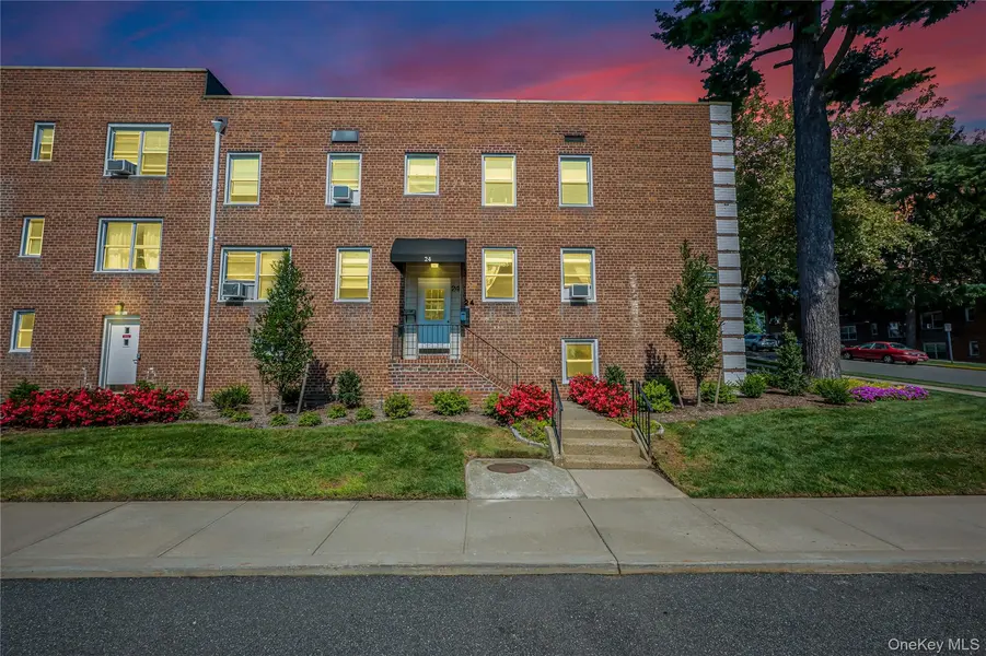 24 Edwards Street, #1G, Roslyn Heights, NY 11577