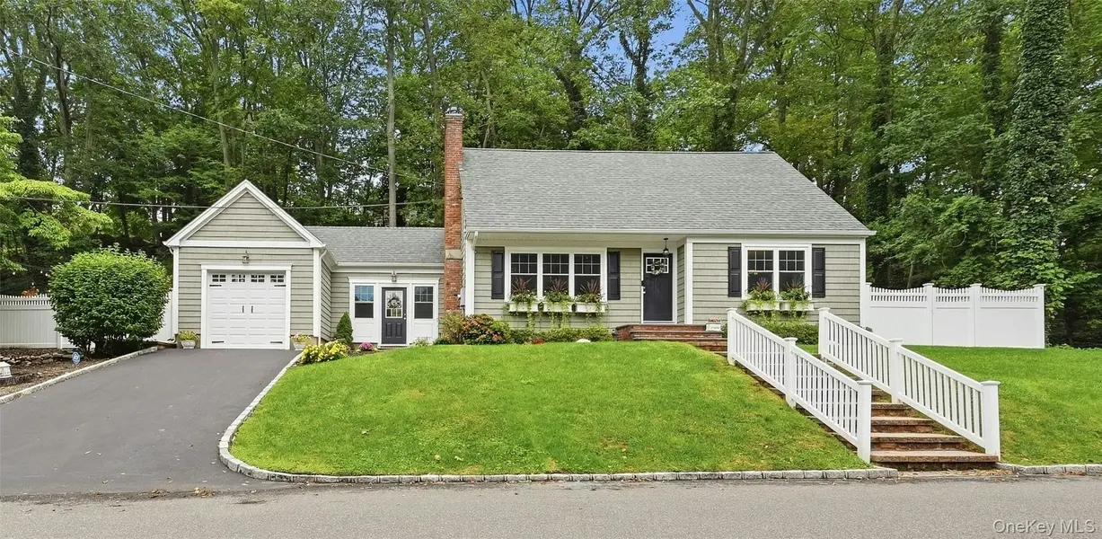 29 Harrison DR, Northport, NY 11768