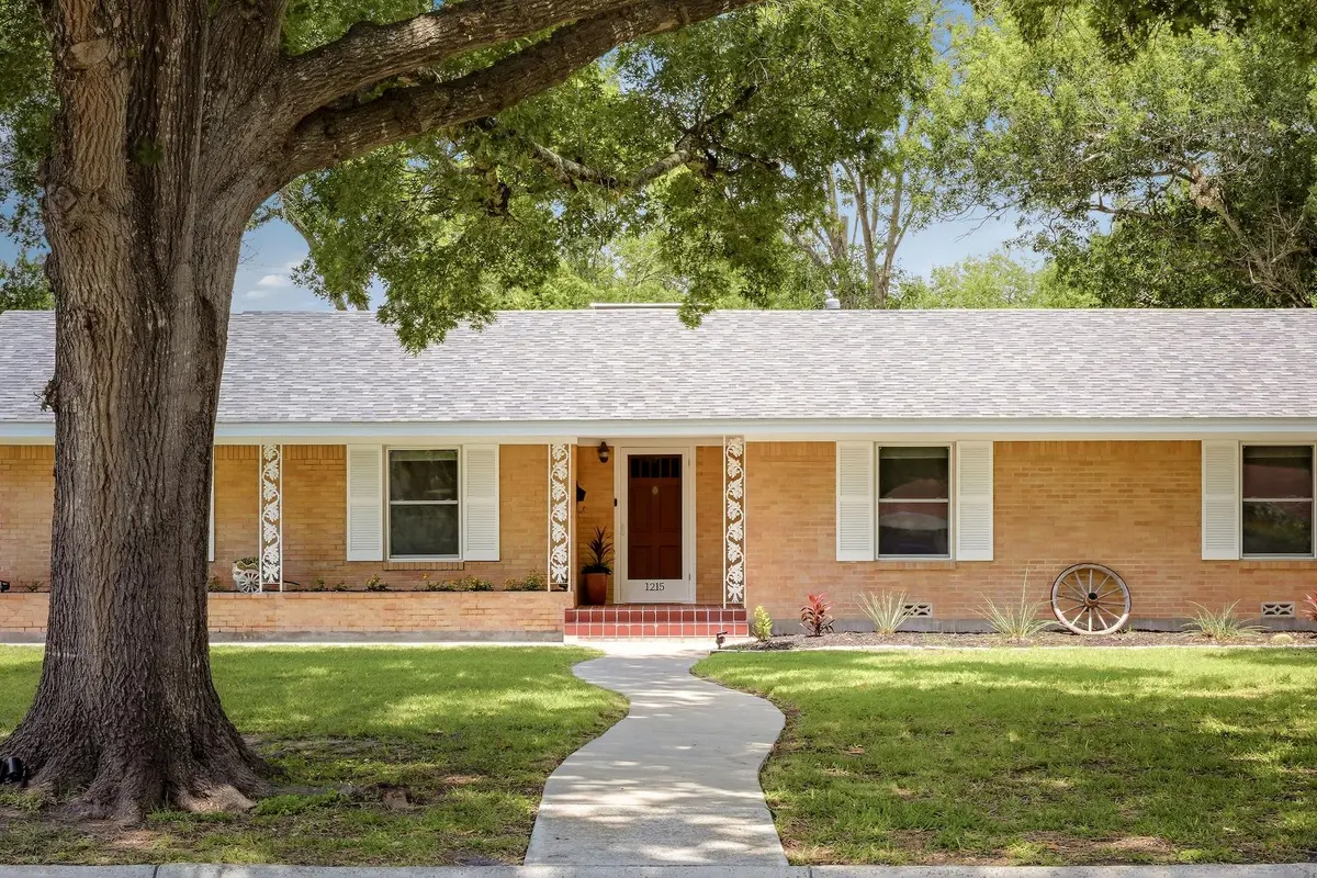1215 W Live Oak ST, Lockhart, TX 78644