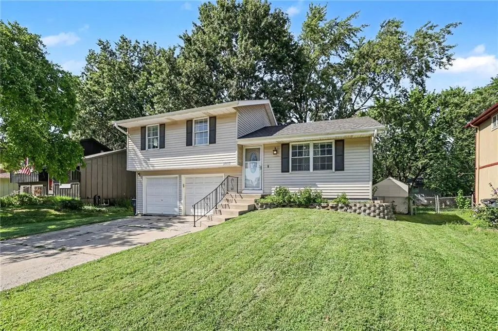 2018 E Mohawk CT, Olathe, KS 66062