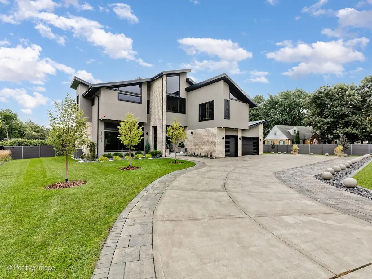 1341 Pfingsten RD, Northbrook, IL 60062