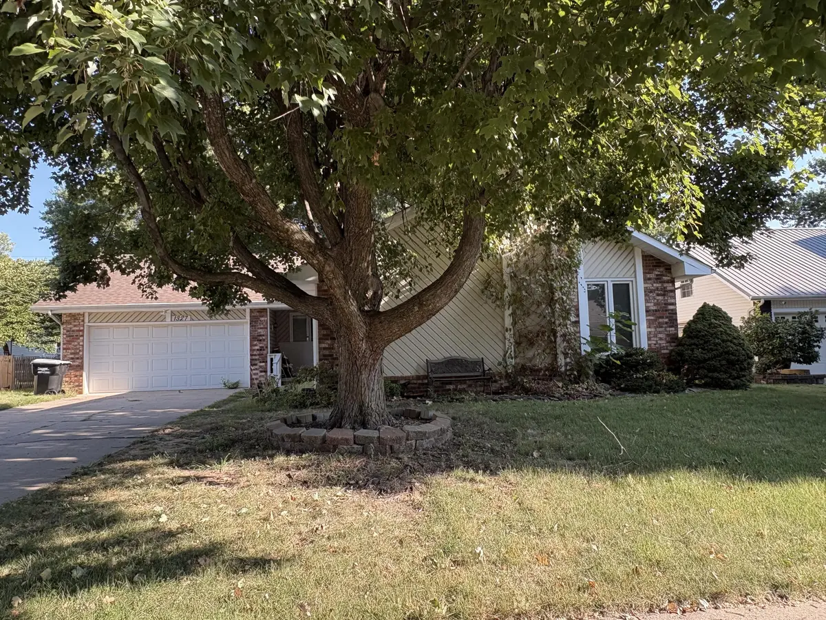1327 W Riverside ST, Springfield, MO 65807
