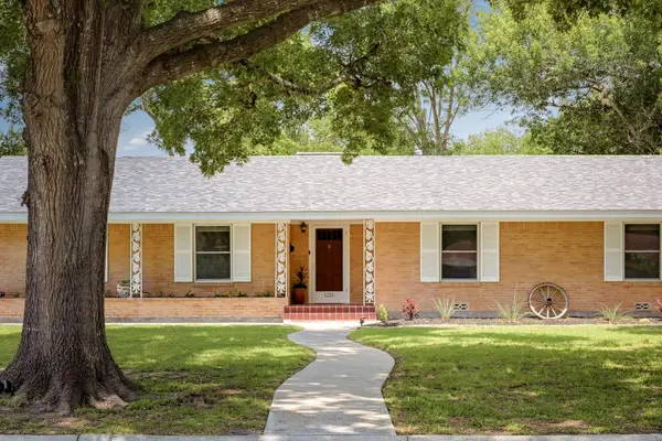 1215 W Live Oak ST, Lockhart, TX 78644