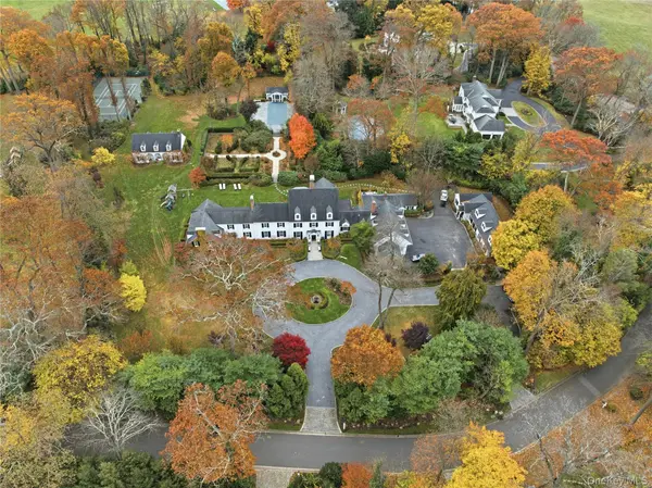 8 Stonegate LN, Old Brookville, NY 11545