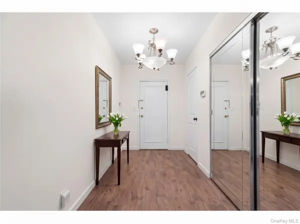24 Edwards Street, Unit #1G #1G, Roslyn Heights, NY 11577