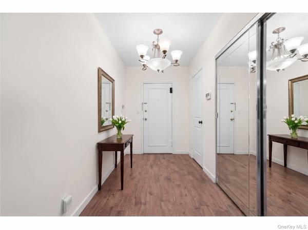 24 Edwards Street, Unit #1G #1G, Roslyn Heights, NY 11577