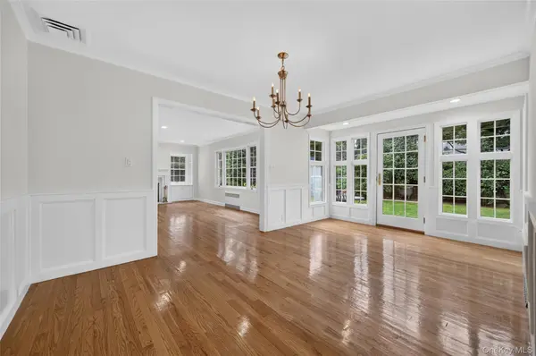 70 Woodedge RD, Manhasset, NY 11030