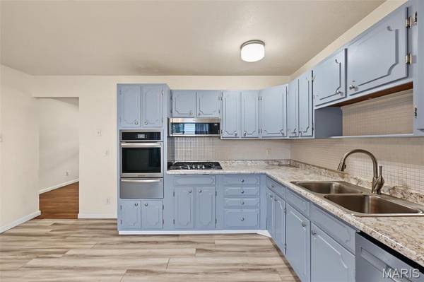 2263 McKelvey RD, Maryland Heights, MO 63043