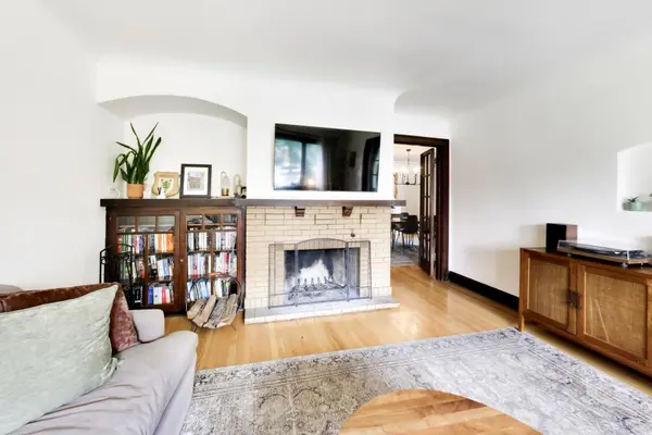 4147 N Dickinson AVE, Chicago, IL 60641