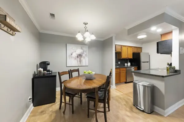 1482 Stonebridge CIR #C10, Wheaton, IL 60189